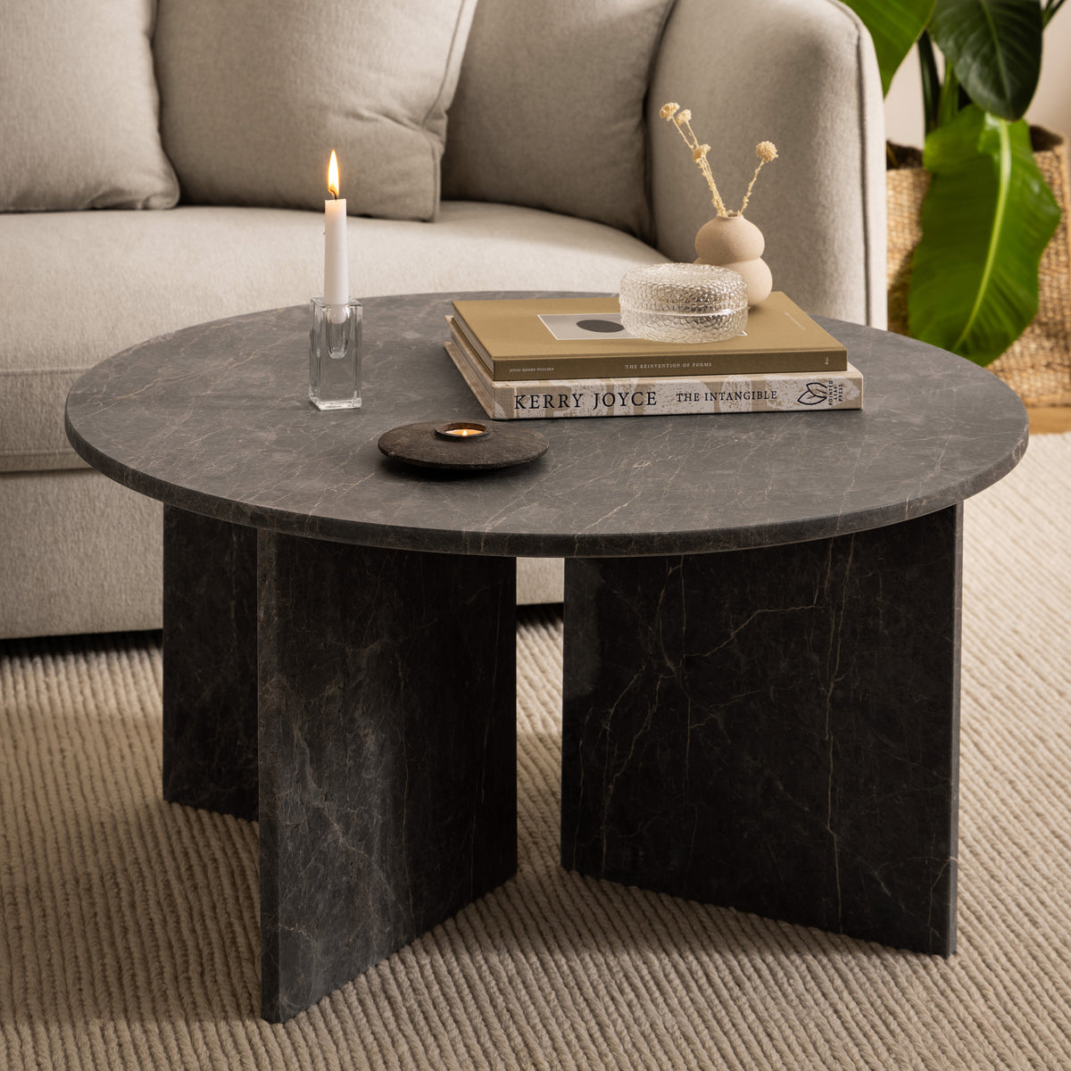 Plaris Round Coffee Table Ø90 cm, Elegant Style – in a room setting