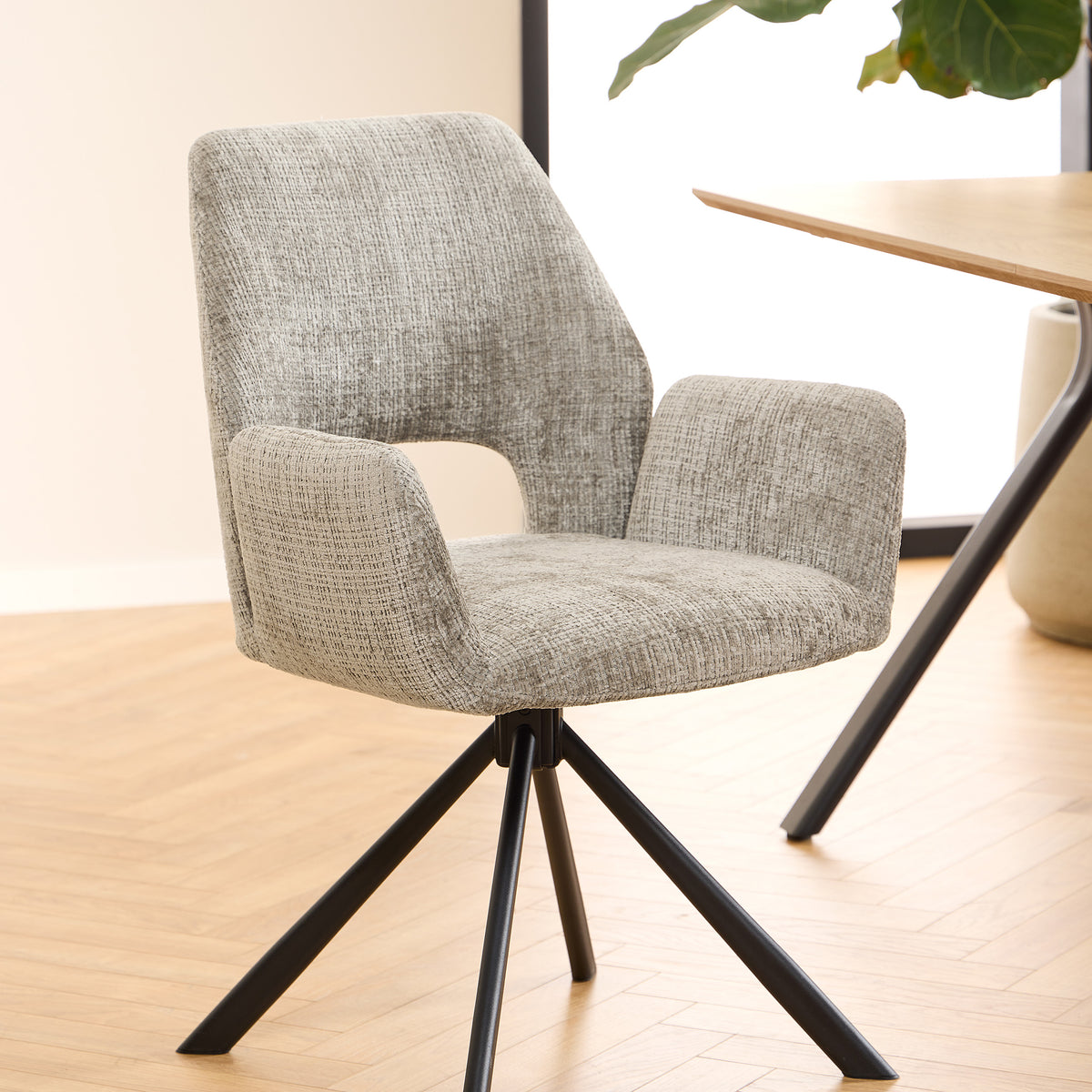Fente Set of Two Swivel Chairs with Armrests, Modern Style – in a room setting