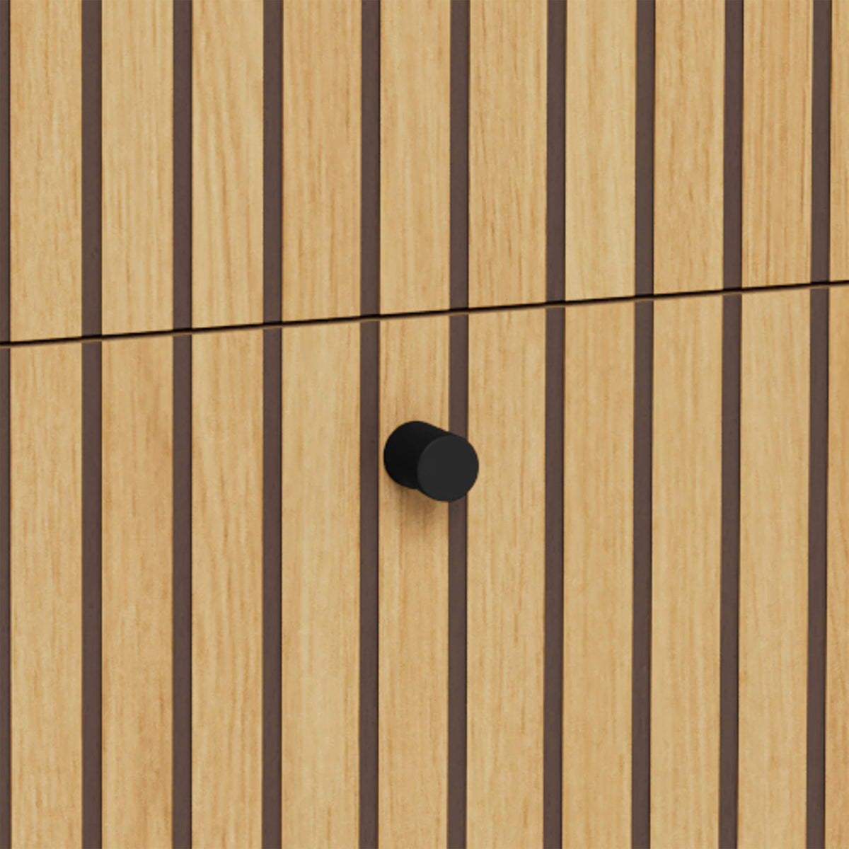 Bambouz-commode 81x100 – detail van het lamellenfront van een lade met een zwarte knop, lamellencommode