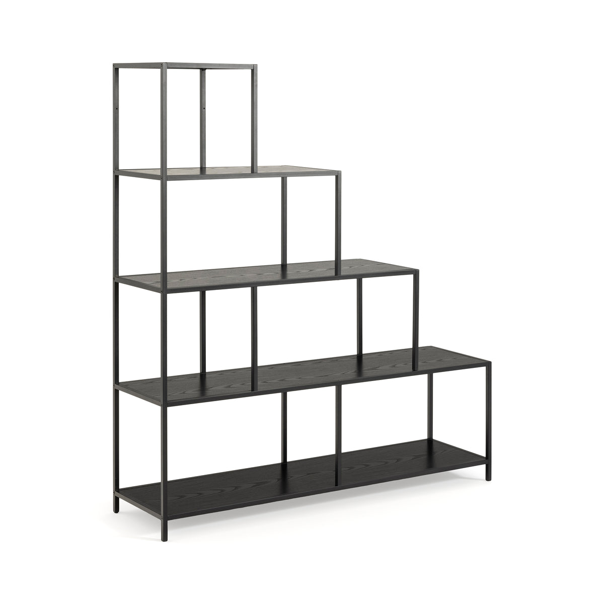 Skeleto-boekenkast 135x150, zwarte melamine, schuin aanzicht – zwarte trapvormige boekenkast in industriële stijl