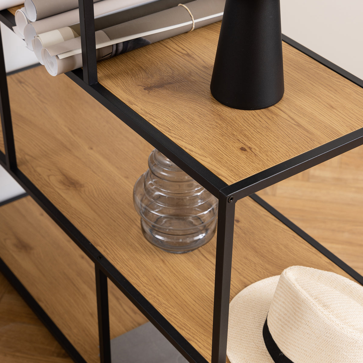Boekenkast Skeleto 135x150 Wild Eiken – plank met een zwart lampje en een glazen vaas, boekenkast voor in de woonkamer