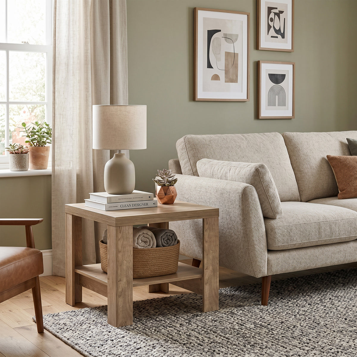 Salontafel Korin 65x57 in de woonkamer met bouclé bank en leren fauteuil – kleine salontafel voor de woonkamer