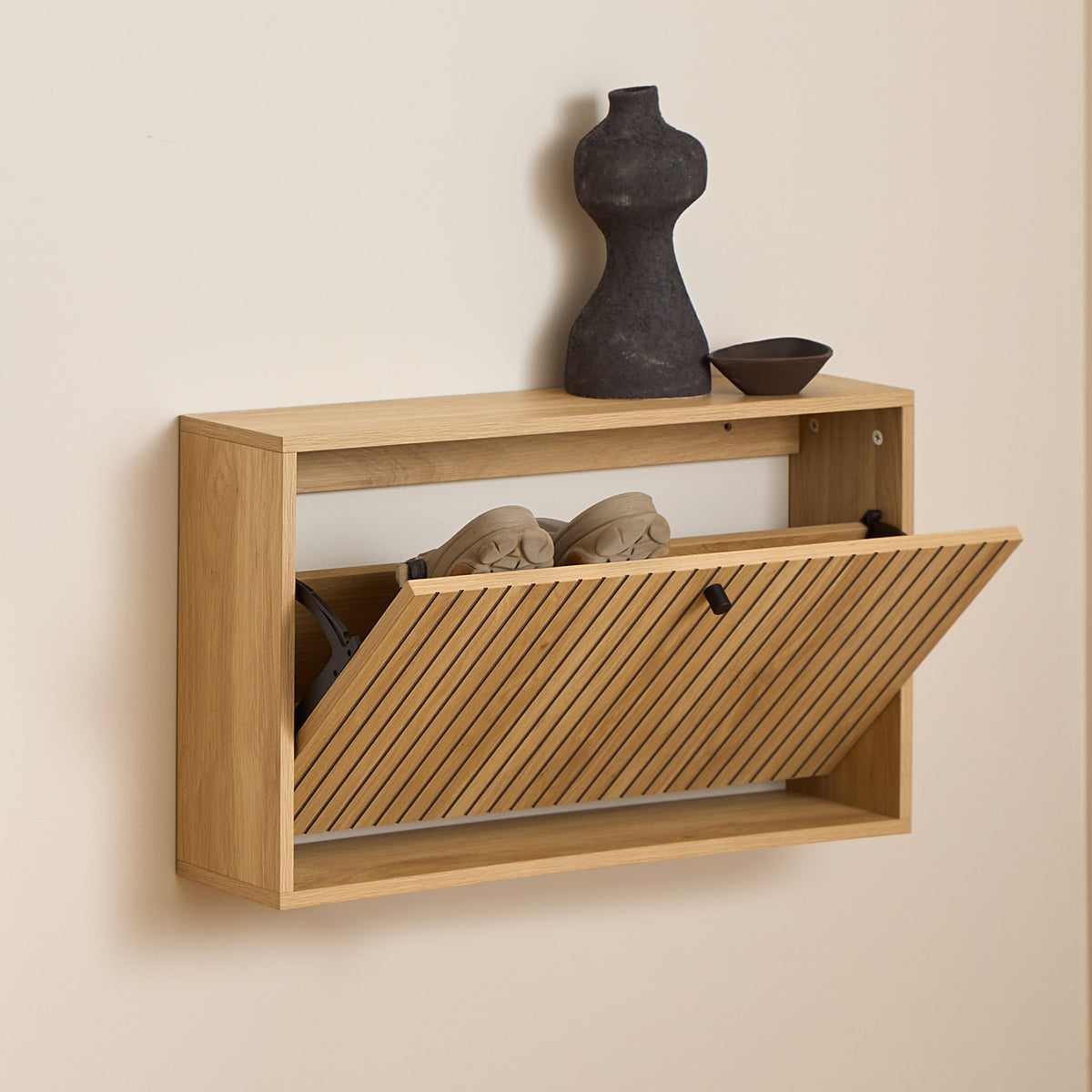 Bambouz schoenenkast 72x43 aan de muur met een open vak, schoenen en een vaas bovenop – hangende kast voor de hal