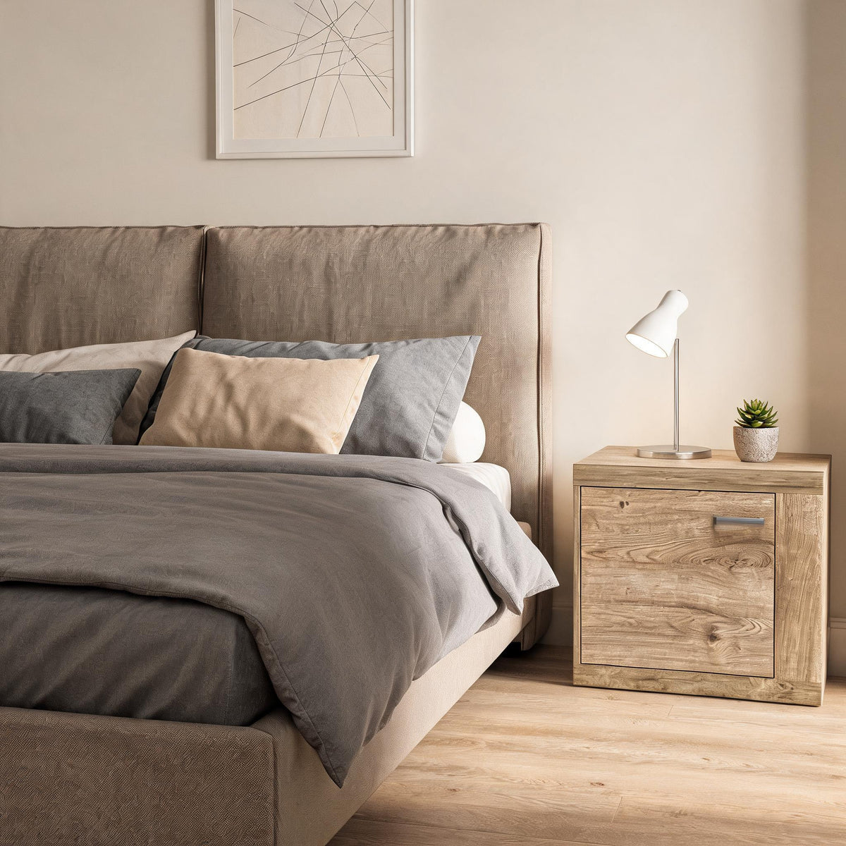 Nachtkastje Korin 57x51 naast een beige bed met lampje en vetplant – nachtkastje voor een boho slaapkamer