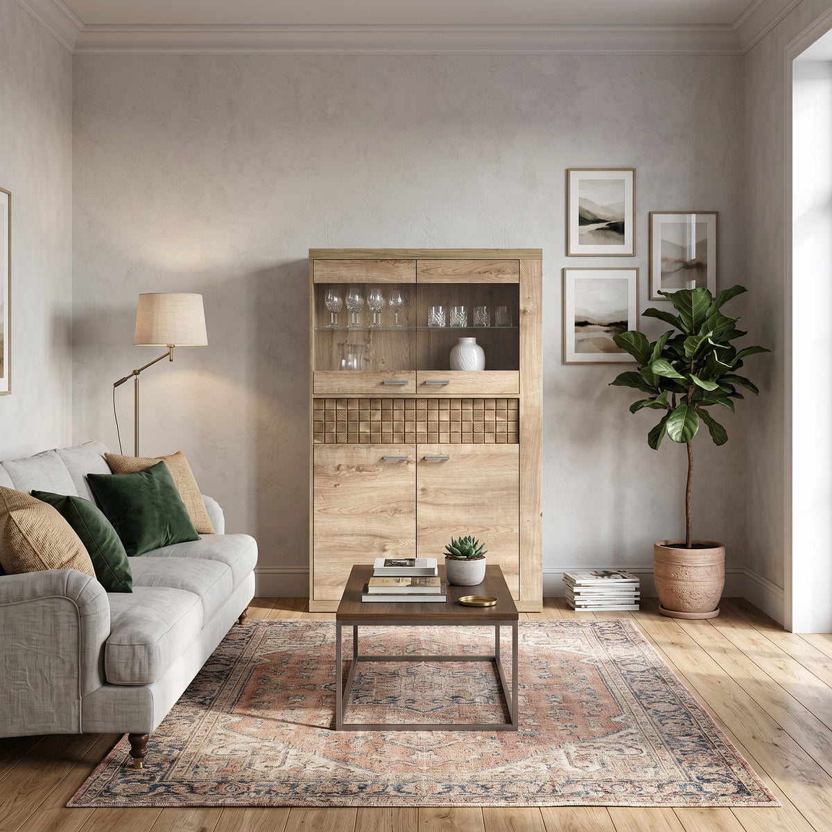 Vitrinekast Korin 102x160 in de woonkamer met grijze bank en oosters vloerkleed – vitrinekast met glazen