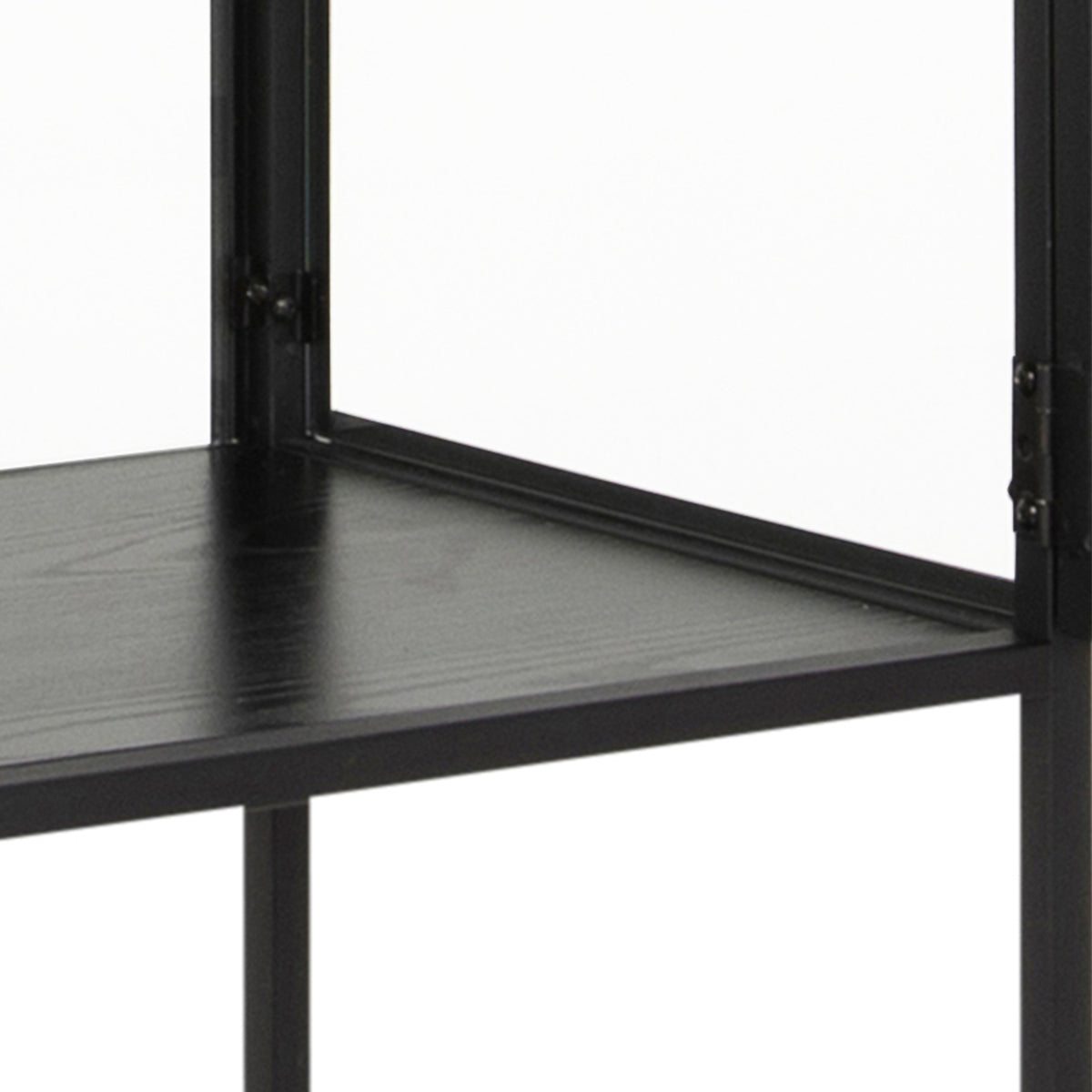Vitrine Skeleto 77x186, zwart melamine – close-up van de plank met de structuur van zwart essenhout en het zwarte frame