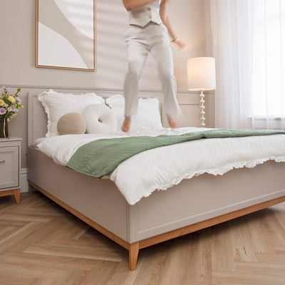 Serena-bed 140x200 en 160x200 met opbergruimte en een gefreesd hoofdbord in modern classic-stijl - in een interieurstyling