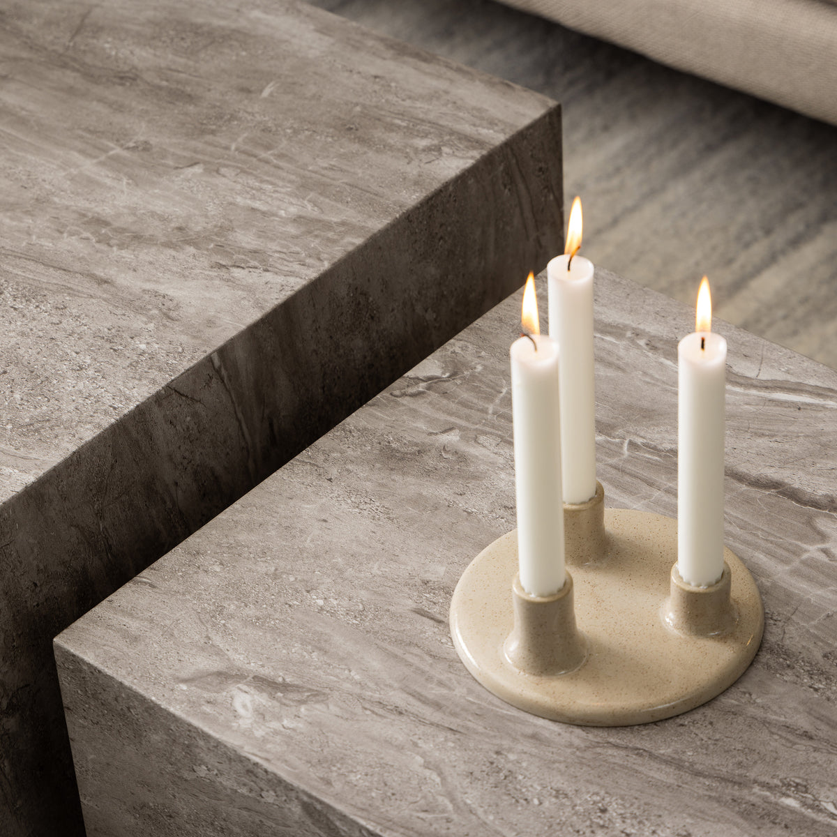 Set van 2 moderne salontafels met steeneffect - model Segmento - in een interieurstyling