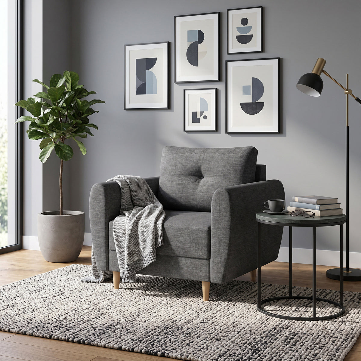 De Harmi-fauteuil van 90 cm in de woonkamer met een galerij met prenten, een plant en een tafeltje met boeken – een fauteuil om in te lezen