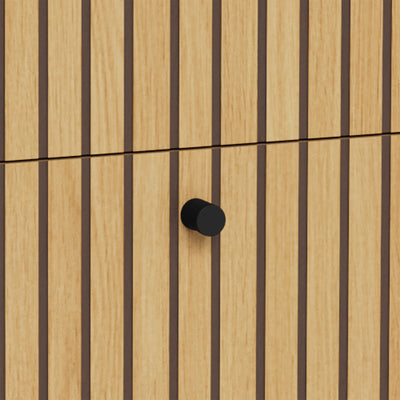 Bambouz-commode 81x100 – detail van het lamellenfront van een lade met een zwarte knop, lamellencommode