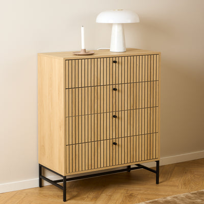 Bambouz-commode 81x100 tegen een beige muur met een witte lamp en een kaars op een parketvloer met visgraatpatroon – commode voor de slaapkamer