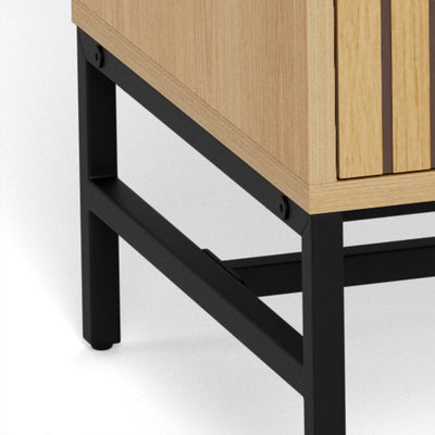 Bambouz-commode 81x100 – close-up van het zwarte stalen onderstel met een eikenkleurige verbindingsstuk onder de kast