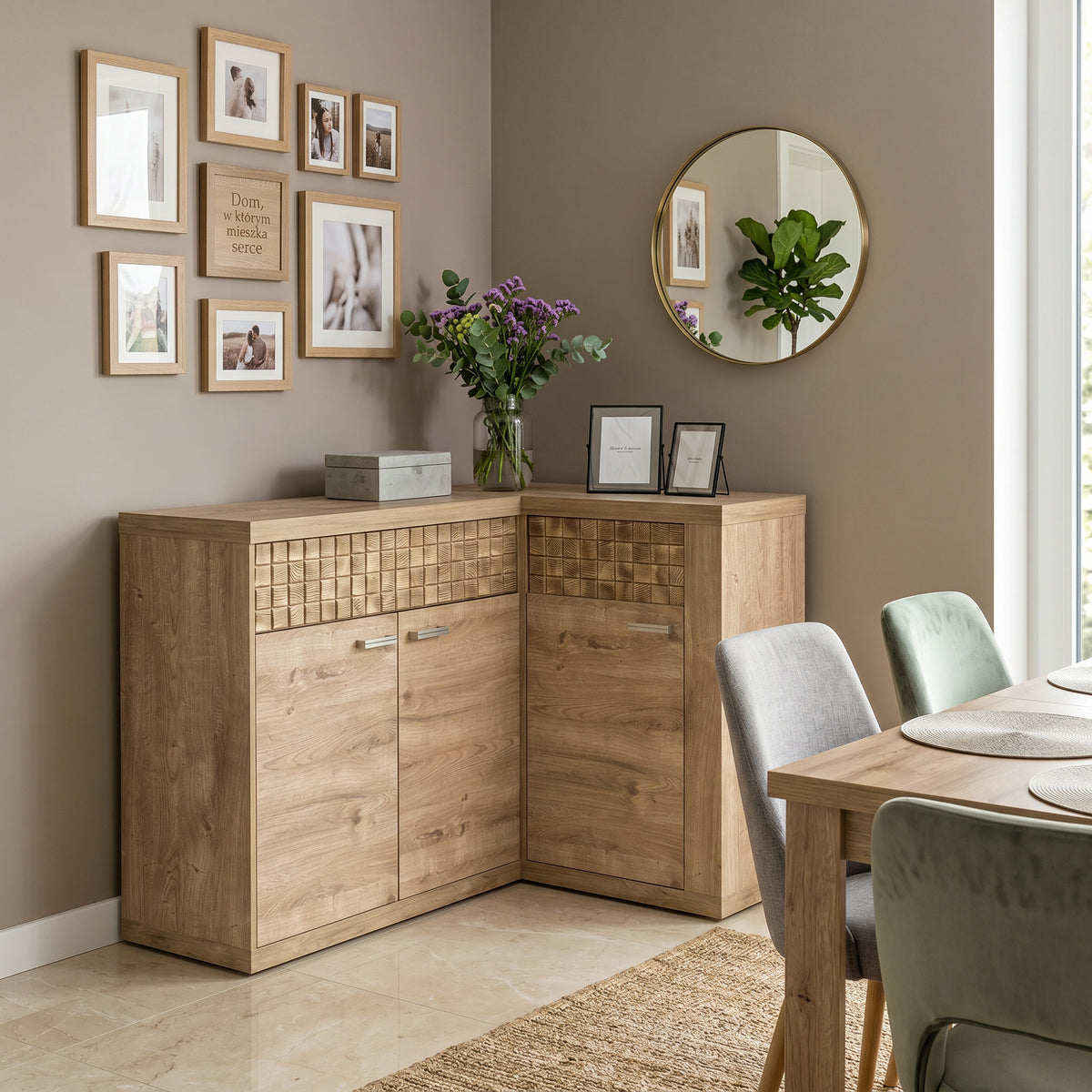 Dressoir Korin 132x99 in de eetkamer met fotolijsten en bos bloemen – hoekdressoir voor de eetkamer