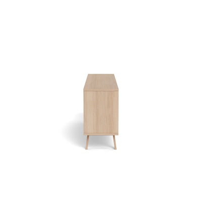 Lurisse-commode 200x75, gebleekt eiken – zijaanzicht van de diepte van de kast en de licht schuine eikenhouten poten
