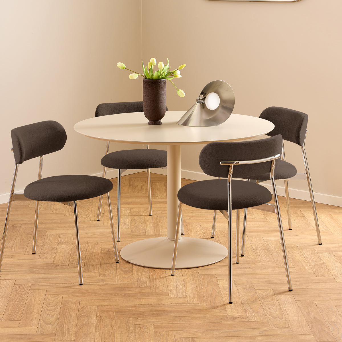 Dotto-stoelen 47x79 bruin rond een ronde beige tafel met visgraatpatroon – set eetkamerstoelen