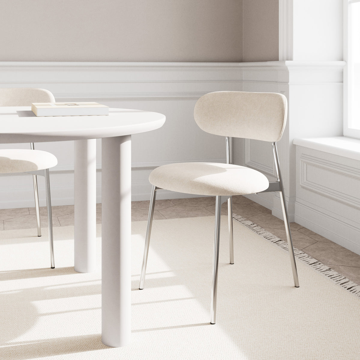 Dotto-stoelen 47x79 in zandkleur bij een witte ronde tafel in een lichte eetkamer met raam – stoelen in retrostijl