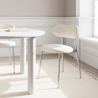 Dotto-stoelen 47x79 in zandkleur bij een witte ronde tafel in een lichte eetkamer met raam – stoelen in retrostijl