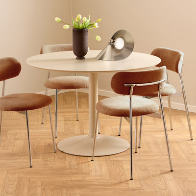 Dotto-stoelen 47x79 Terracotta aan een ronde tafel met tulpen en een lamp, in visgraatpatroon – eetkamerstoelen in retrostijl