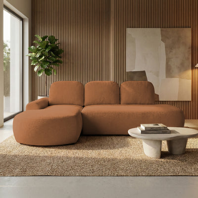Moluni-hoekbank 263 cm Roestbruin (BELLINI 09), linkszijdig, in de woonkamer met lamellen, jute vloerkleed en tafeltje