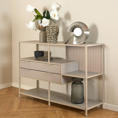 Laag rek Skeleto 114x78 grijze melamine met witte bloemen in een vaas en een zilveren lamp op het blad