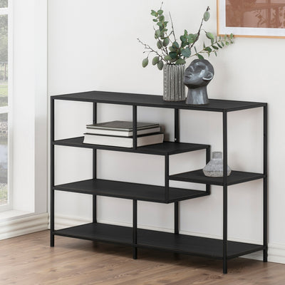 Skeleto-boekenkast 114x78, zwarte melamine, bij het raam met takjes in een vaas, een beeldje en boeken – zwarte boekenkast voor de woonkamer