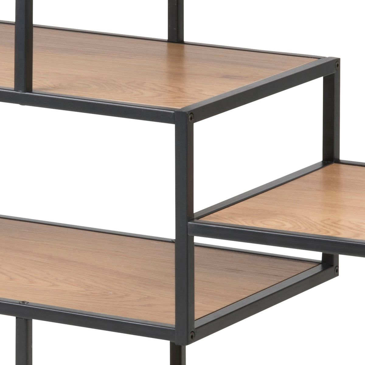 Skeleto-boekenkast 114x78 Wild Eiken – detail van de verbinding tussen de verschoven planken, boekenkast met metalen frame