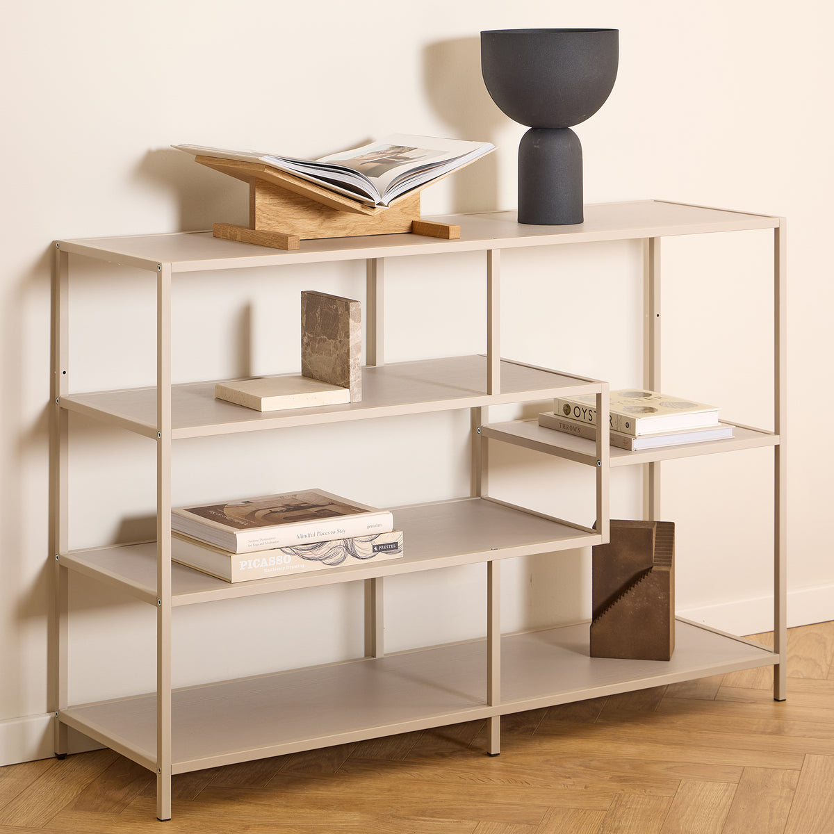 Skeleto-boekenkast 114x78 grijze melamine met boeken, een zwarte vaas en decoraties – boekenkast voor in de woonkamer