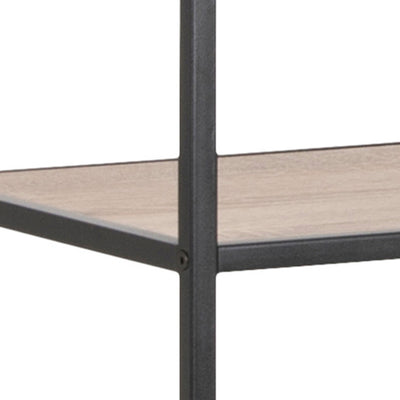 Skeleto-boekenkast 77x185 Sonoma-eik – detail van een plank in eikenhoutdecor, geplaatst in een zwart metalen frame