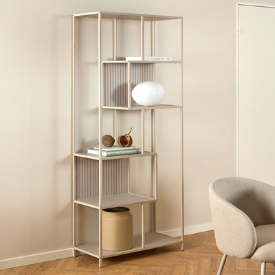Skeleto-boekenkast 77x185, grijze melamine, in een lichte kamer naast een fauteuil, met een bolvormige lamp – boekenkast voor de woonkamer