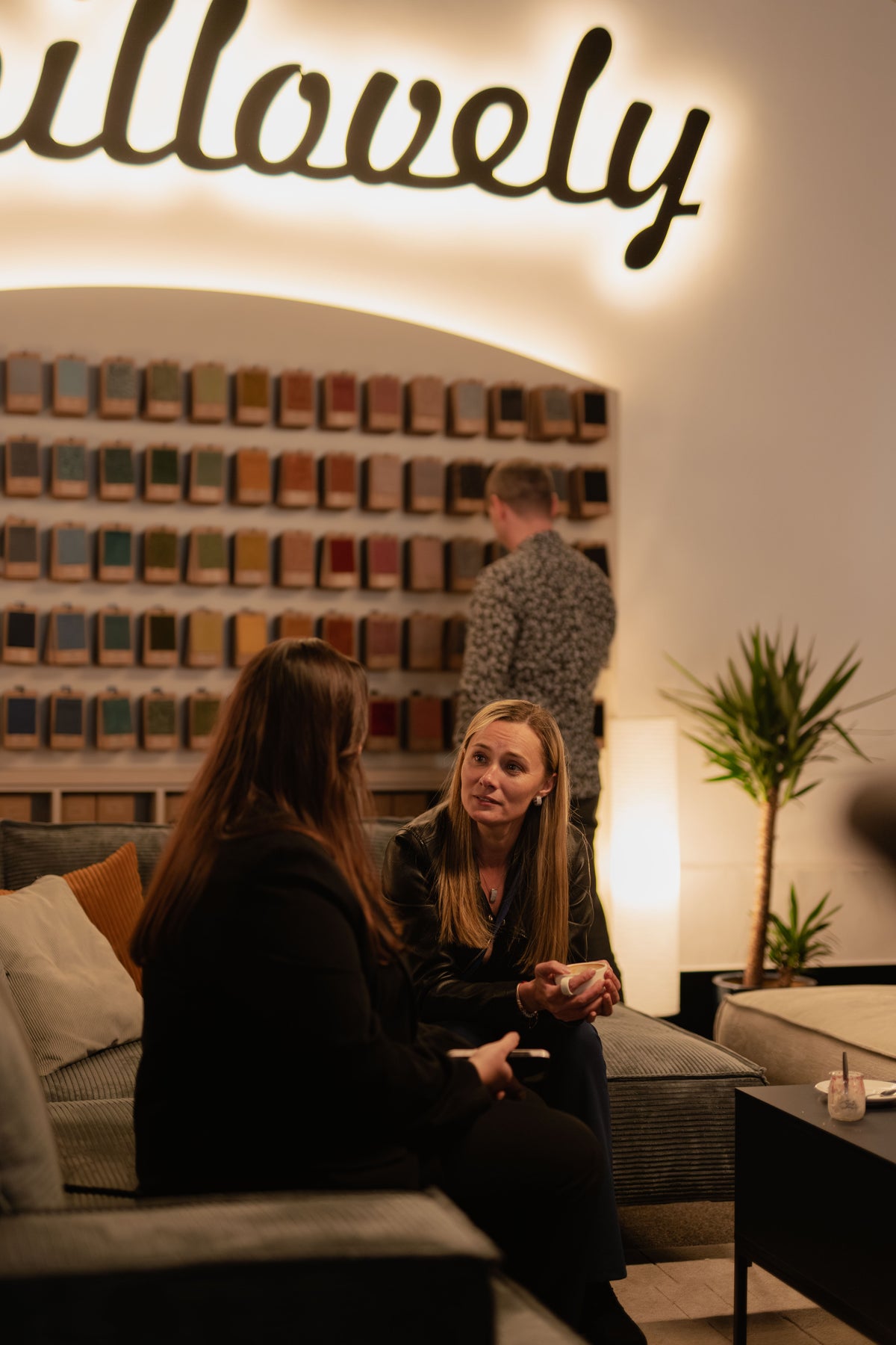 Women talking on a May corner sofa in the Pillovely showroom