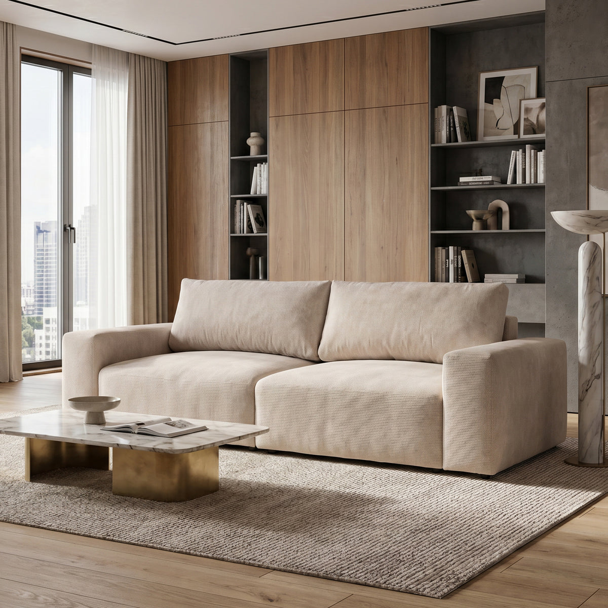 Iskeli-bank 260 cm Crème Taupe (ARAGON 03) in een woonkamer met een houten wand, boekenkast en marmeren tafeltje – bank voor de woonkamer