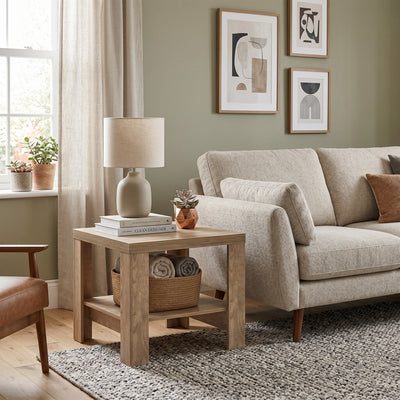 Salontafel Korin 65x57 in de woonkamer met bouclé bank en leren fauteuil – kleine salontafel voor de woonkamer