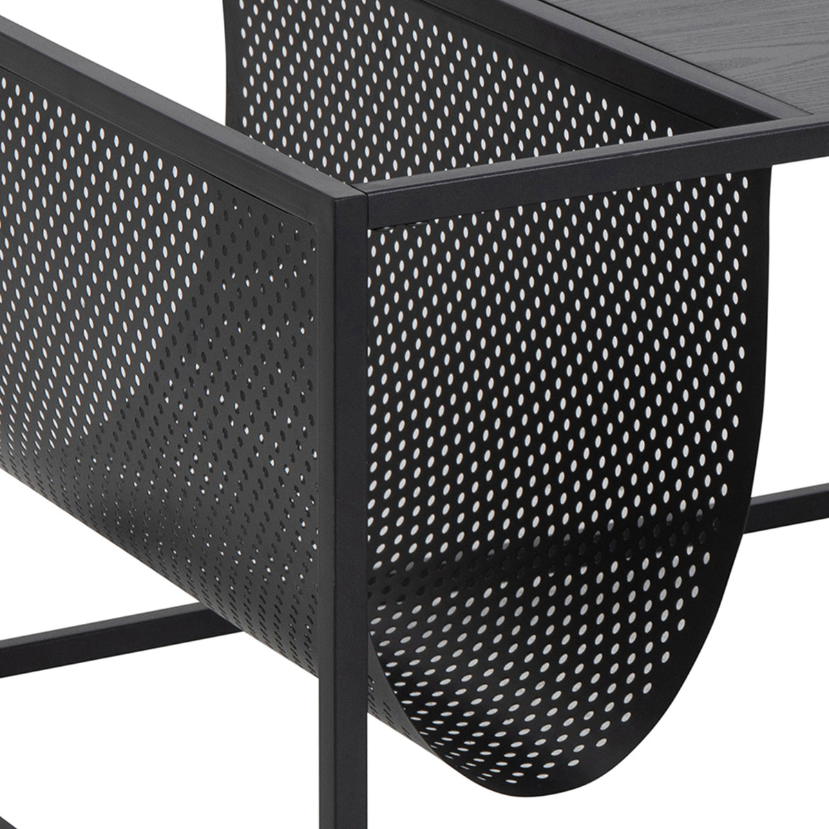 Skeleto-salontafel 110x60 – close-up van het geperforeerde vak voor kranten en het vierkante frameprofiel