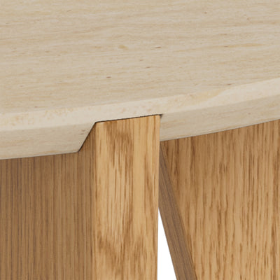 Tendra-salontafel Ø80x45 – detail van de rand van het tafelblad in travertijnkleur en de verbinding met de poot