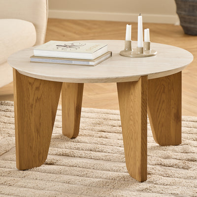 Tendra-salontafeltje Ø80x45 op een beige tapijt naast een lichte fauteuil, met boeken en een kandelaar – een salontafeltje voor de woonkamer