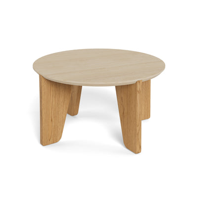 Tendra-salontafel Ø80x45 met een blad in travertijnlook en poten in eikenkleur – salontafel voor de woonkamer, schuin aanzicht