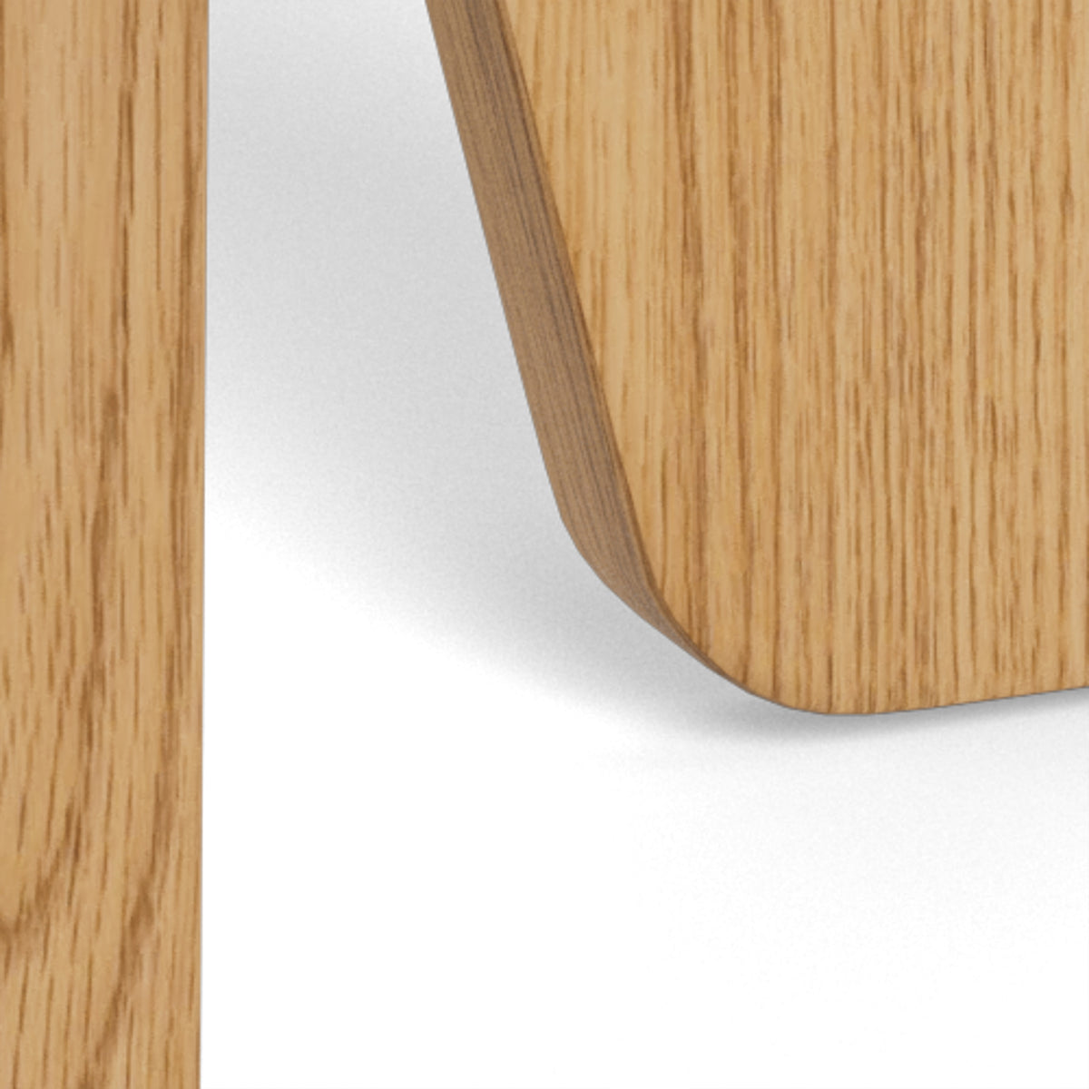 Tendra-salontafel Ø80x45 – close-up van de afgeronde onderkant van de poot met een decor in wilde eik
