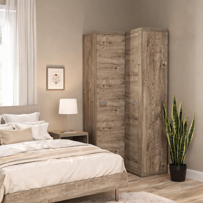 Hoekkledingkast Korin 109x201 in de hoek van de slaapkamer naast bed en nachtkastje – hoekkast voor de slaapkamer