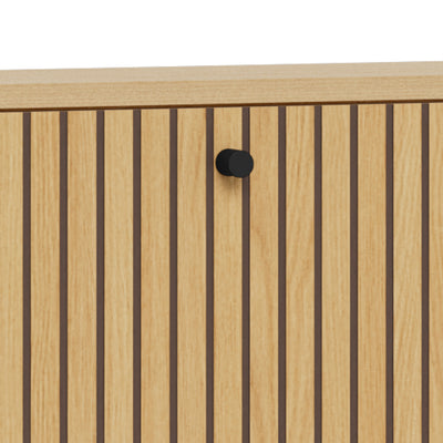 Schoenenkast Bambouz 72x43 – detail van het lamellenfront in eikenkleur met een zwarte knop