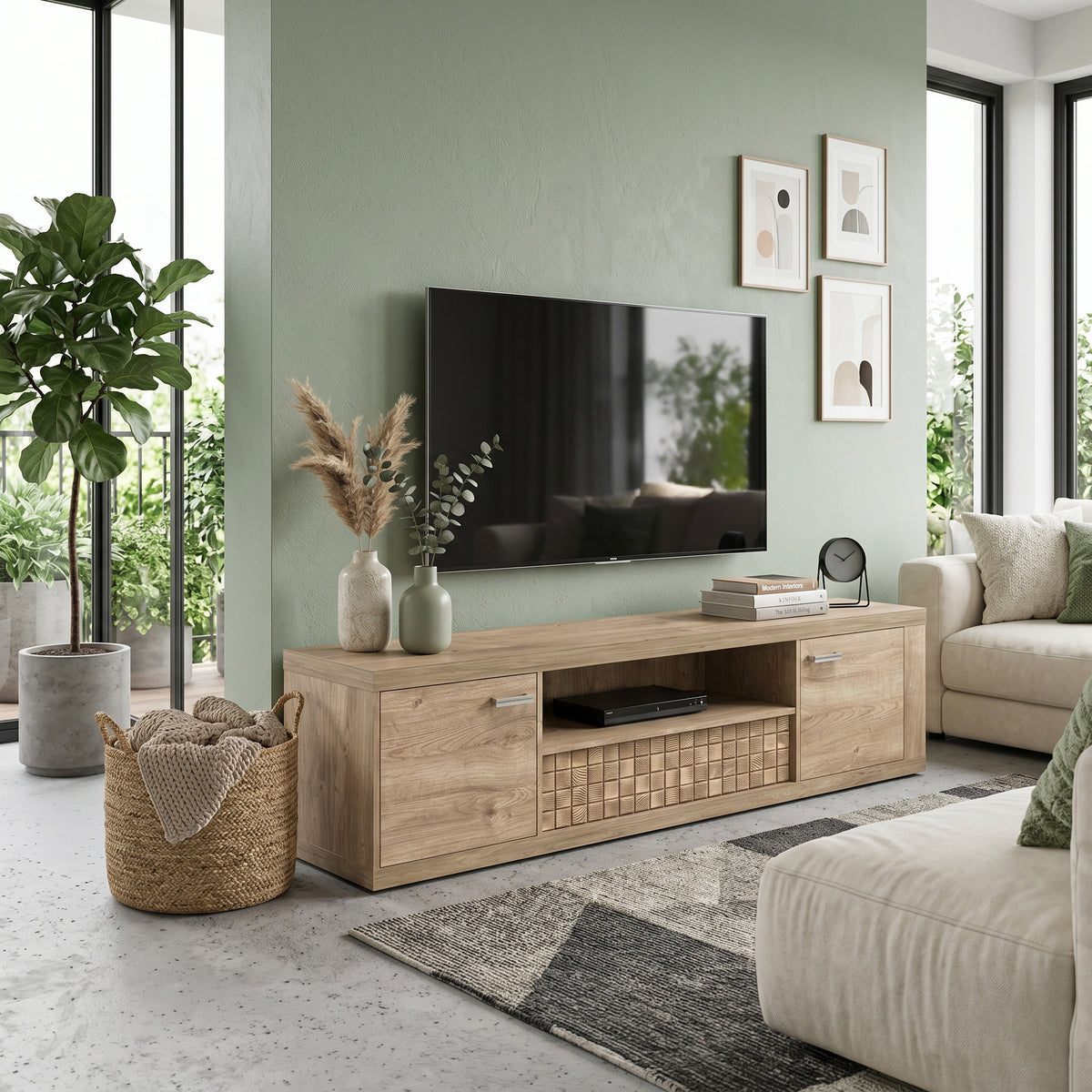 Tv-meubel Korin 196x51 in de woonkamer met groene muur en grote ramen – lang tv-meubel voor de woonkamer