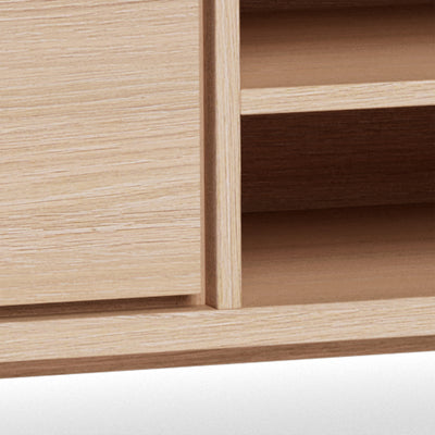 Lurisse tv-kast 180x50 gebleekt eiken – close-up van het eikenfineer, de voorkant van de lade en de plank in de nis