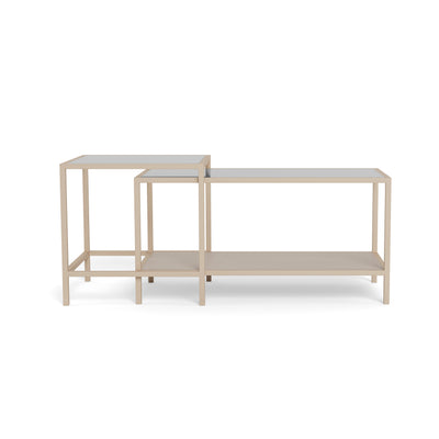 Skeleto-salontafels 90x45 en 50x50, hier vooraan in een andere opstelling – een vierkante tafel links, een set tafels met glas
